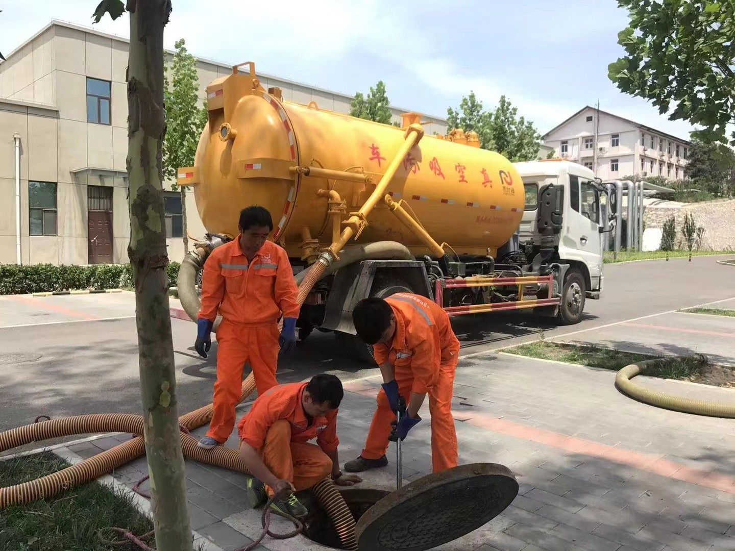 南郊管道疏通车停在窨井附近