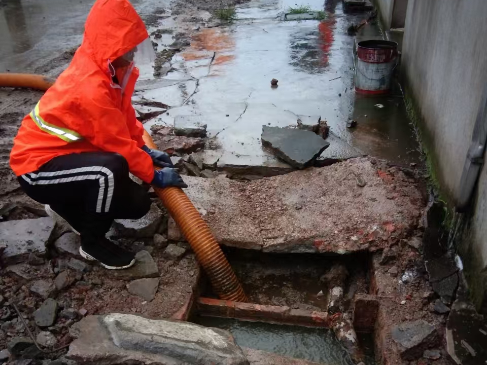 南郊专业清理污水池 炜誉市政以规范流程守护城市 “肠道”