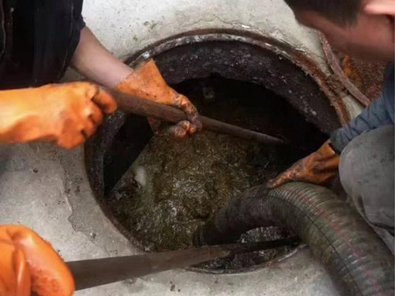 南郊清理化粪池时如何避免沼气的危害?